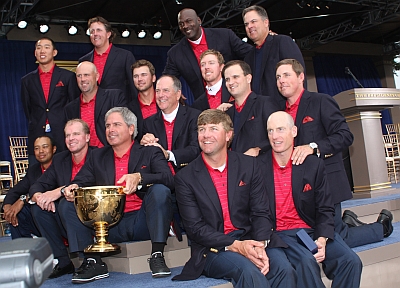 USA Presidents Cup Team with throphy